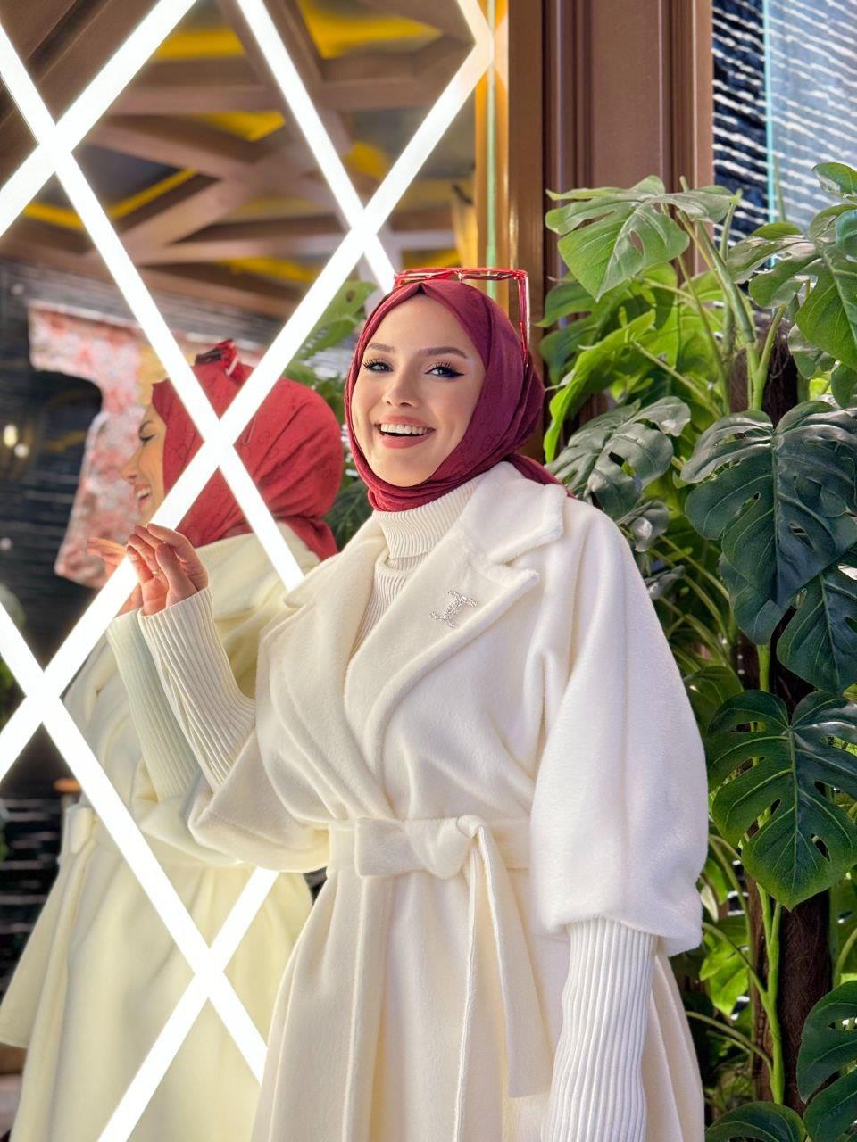 Bronş Detaylı Kaban Beyaz