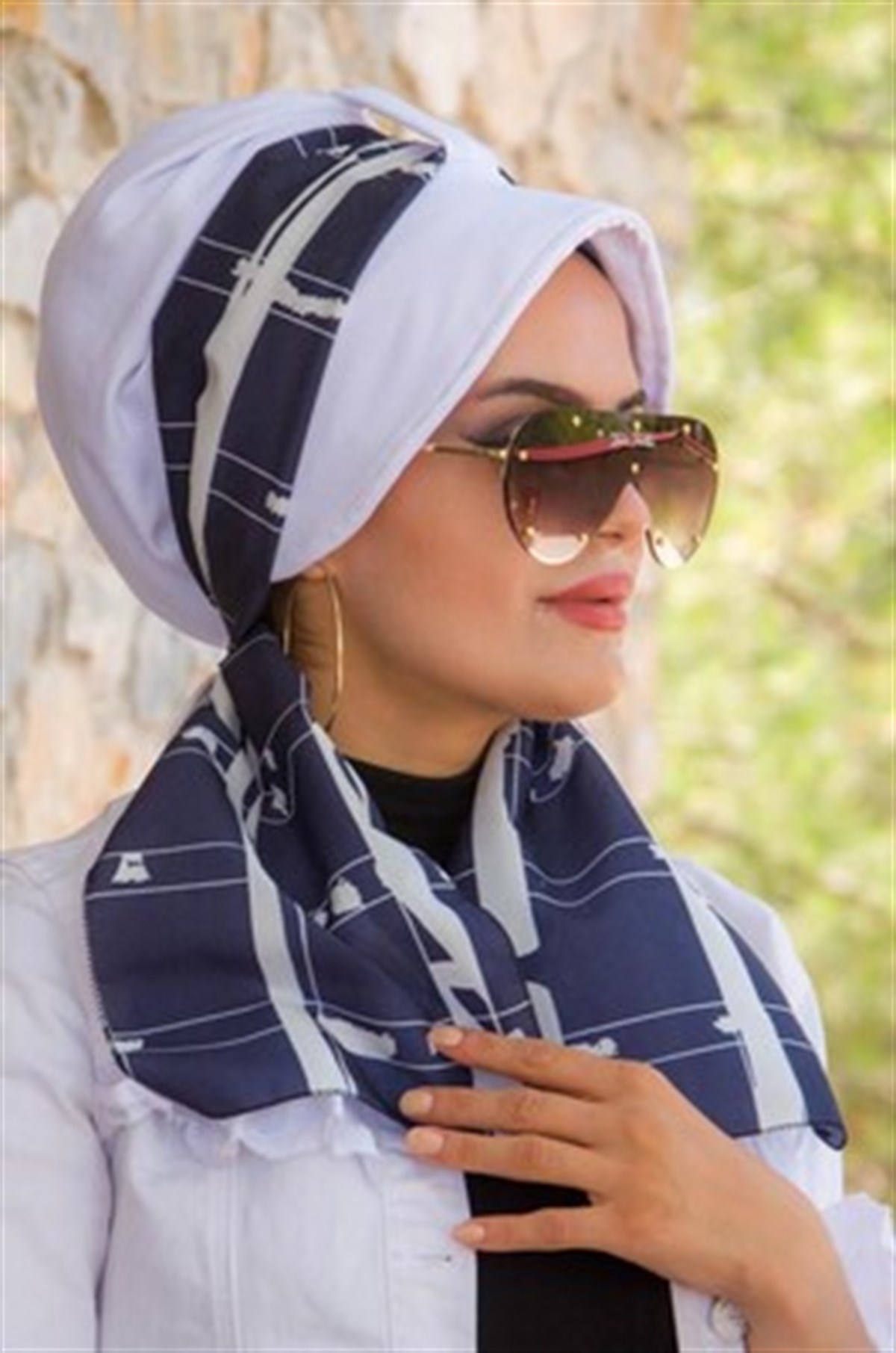 Beyaz Lacivert Şapkalı Bone