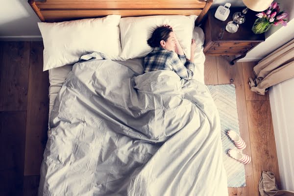 yanlış uyku pozisyonu sebebi ile kadınlarda sırt ağrısı
