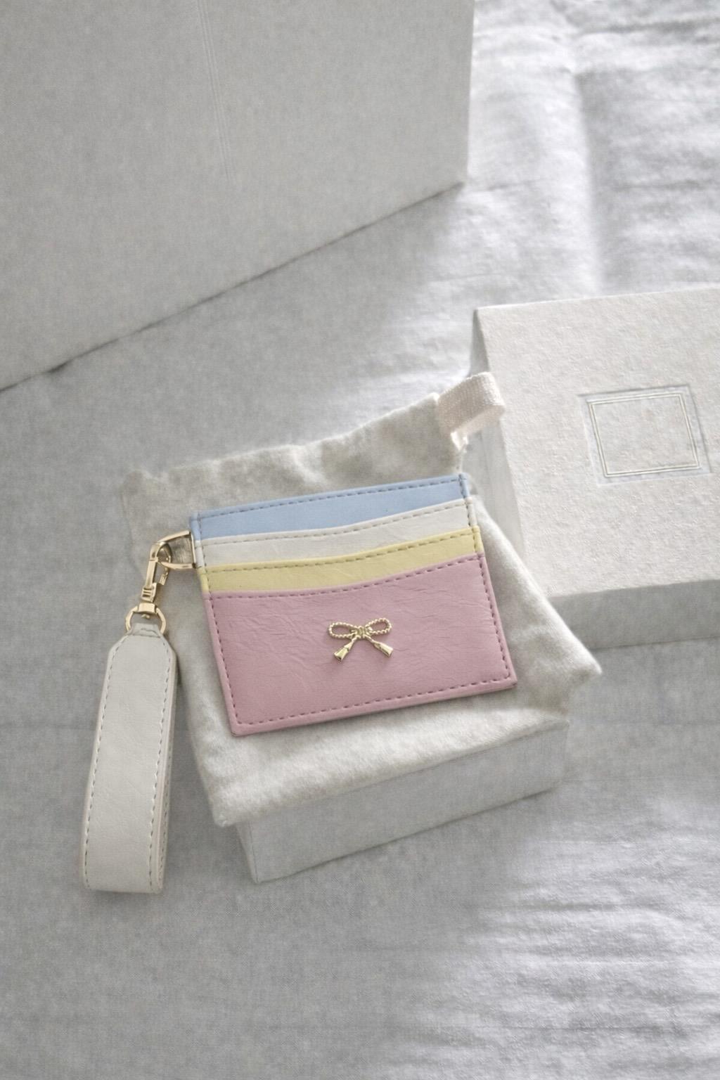 Fiyonk Detaylı Anahtarlıklı Parlak PU Deri Kartlık Çok Renkli