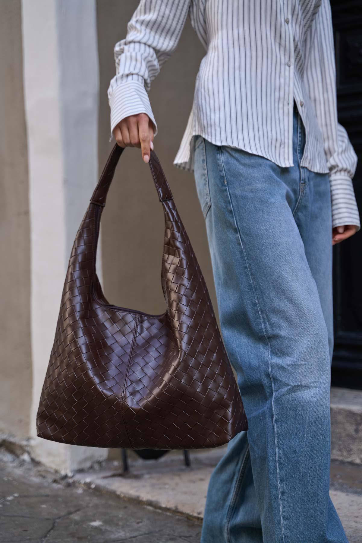 Kahverengi Örgü Desenli Omuz Çantası – Zarif & Lüks Görünüm