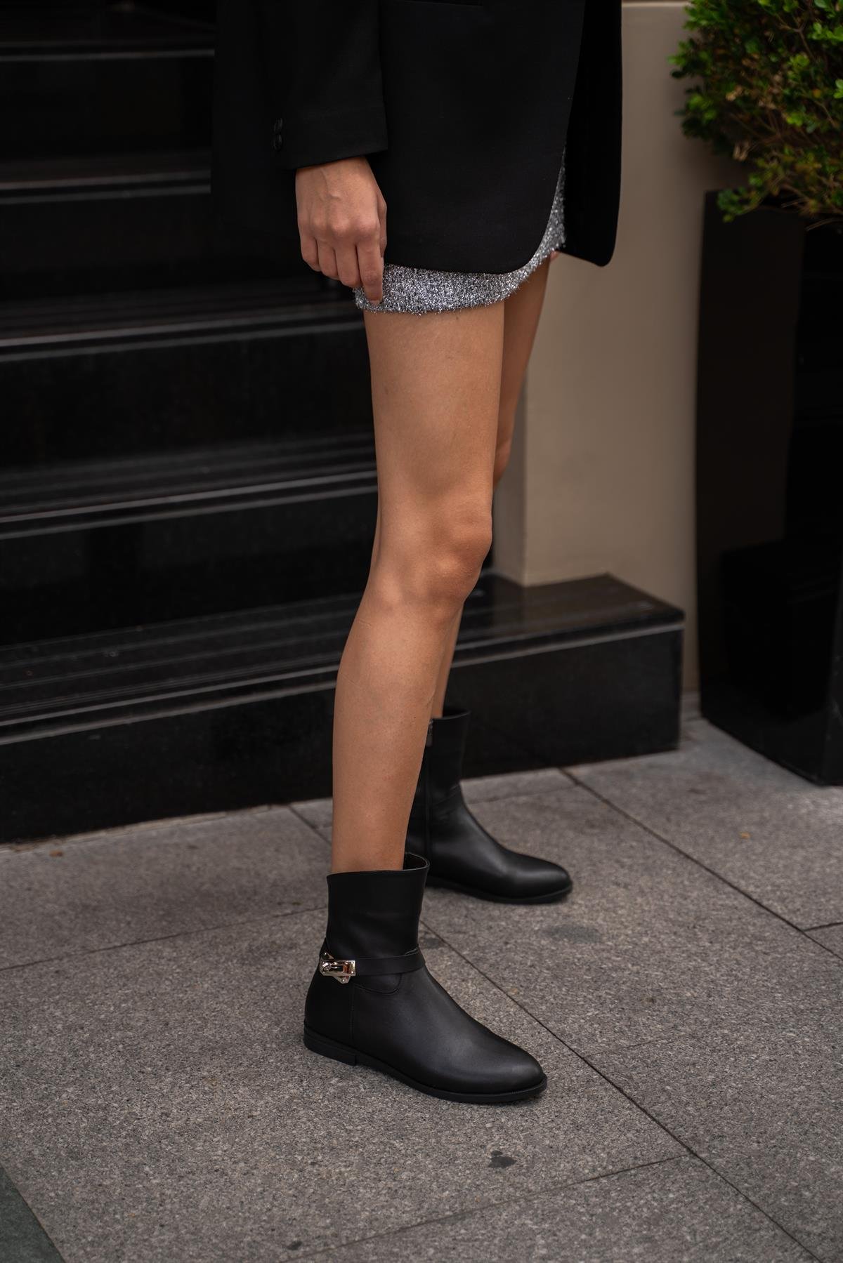 Toka Aksesuarlı Kadın Deri Bot Siyah