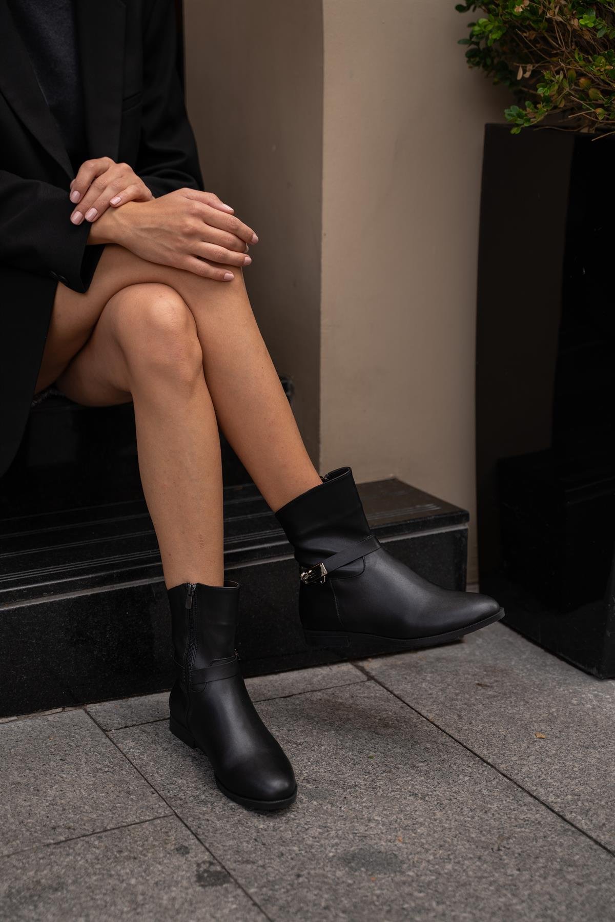 Toka Aksesuarlı Kadın Deri Bot Siyah