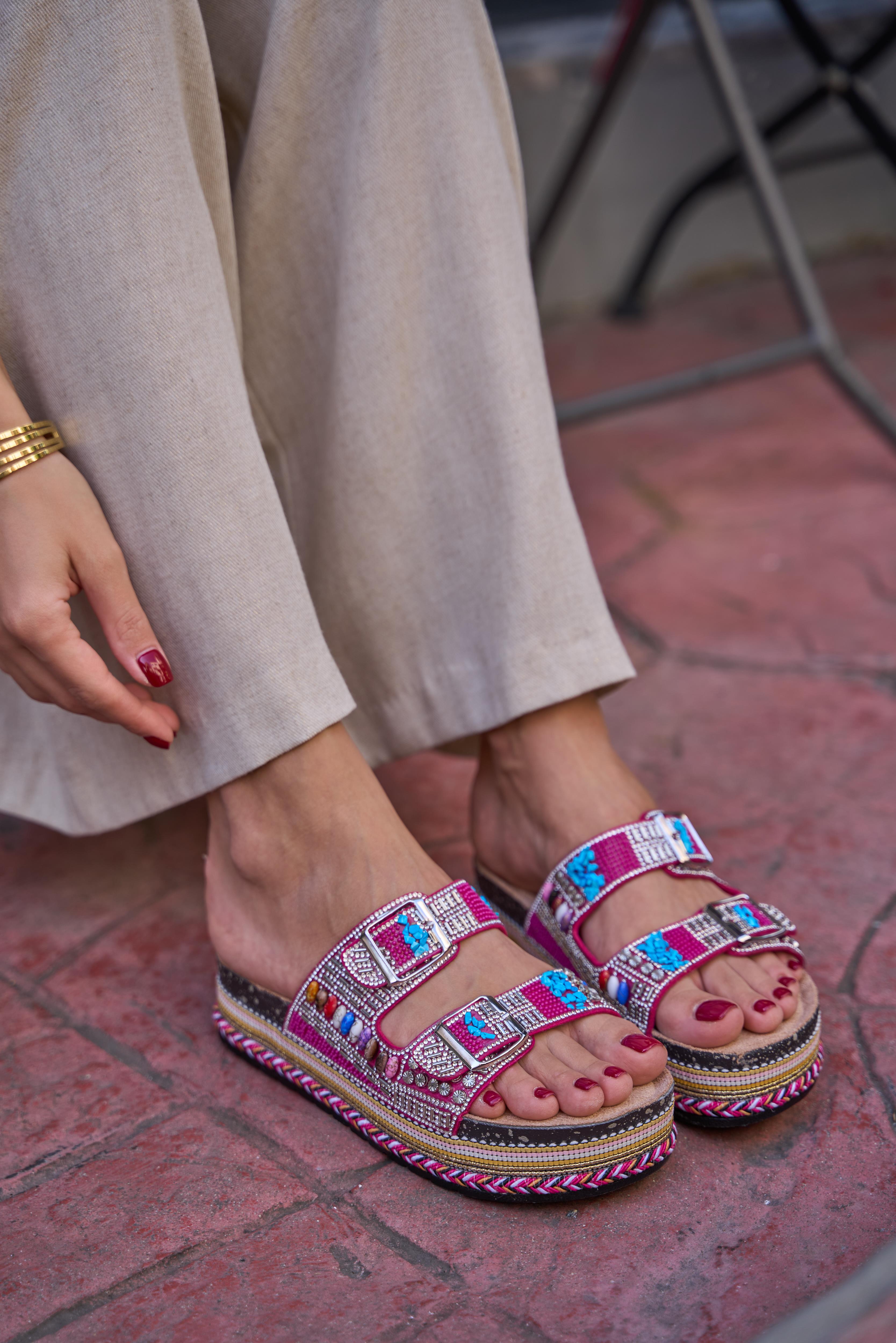 Taş ve Boncuk Detaylı Tokalı Platform Terlik Fuşya