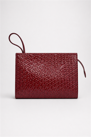Rugan Dokulu Monogram Desenli El Çantası – Şık & Gece Kombin Uyumlu Clutch Çanta Bordo