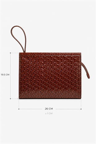 Rugan Dokulu Monogram Desenli El Çantası – Şık & Gece Kombin Uyumlu Clutch Çanta Kahverengi