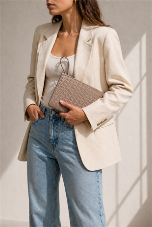 Rugan Dokulu Monogram Desenli El Çantası – Şık & Gece Kombin Uyumlu Clutch Çanta Vizon