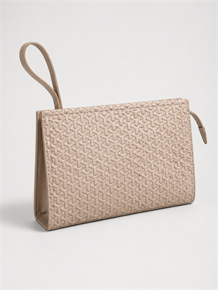 Rugan Dokulu Monogram Desenli El Çantası – Şık & Gece Kombin Uyumlu Clutch Çanta Vizon