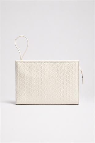 Rugan Dokulu Monogram Desenli El Çantası – Şık & Gece Kombin Uyumlu Clutch Çanta Beyaz