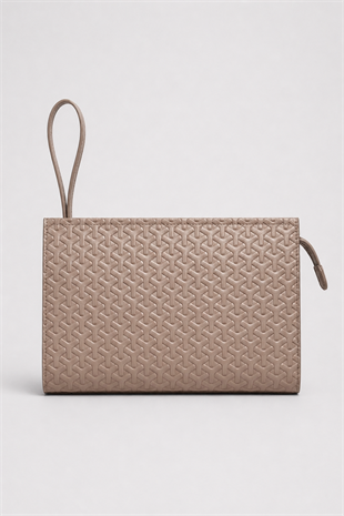 Rugan Dokulu Monogram Desenli El Çantası – Şık & Gece Kombin Uyumlu Clutch Çanta Vizon
