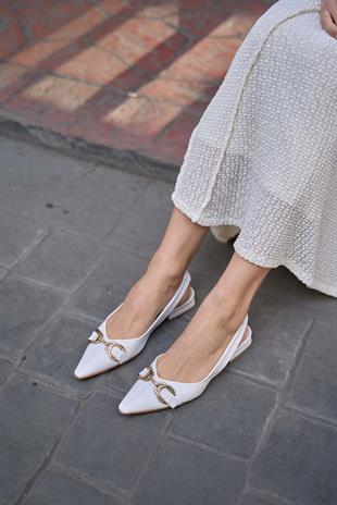 Aksesuar Detaylı Babet Beyaz