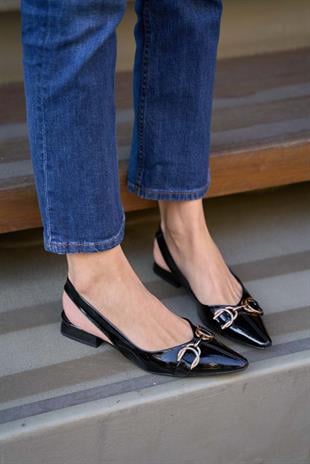 Aksesuar Detaylı Babet Siyah Rugan