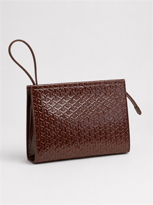 Rugan Dokulu Monogram Desenli El Çantası – Şık & Gece Kombin Uyumlu Clutch Çanta Kahverengi