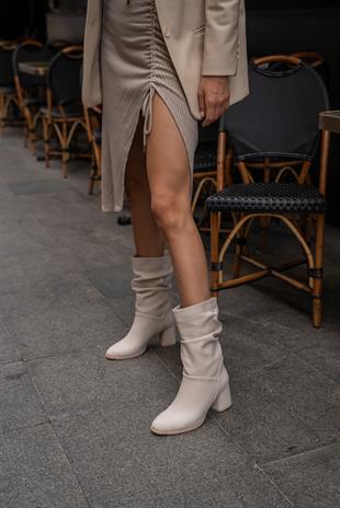 Büzgü Detaylı Topuklu Kadın Çizme Bej