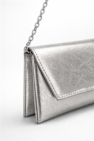 Deri Görünümlü Zincir Askılı Kadın El ve Omuz Çantası – Şık Portföy Clutch Metalik Gümüş