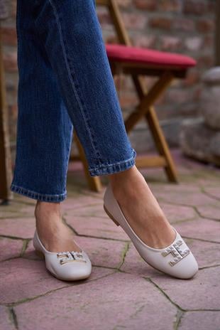 Düz Taban Tokalı Babet Bej