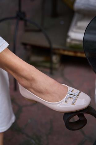 Düz Taban Tokalı Babet Bej Rugan