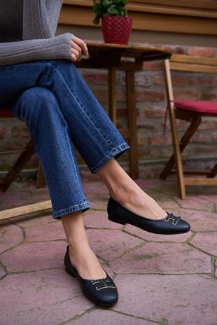 Düz Taban Tokalı Babet Siyah