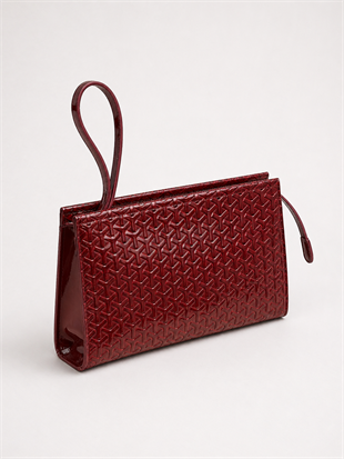 Rugan Dokulu Monogram Desenli El Çantası – Şık & Gece Kombin Uyumlu Clutch Çanta Bordo