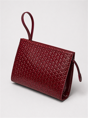 Rugan Dokulu Monogram Desenli El Çantası – Şık & Gece Kombin Uyumlu Clutch Çanta Bordo