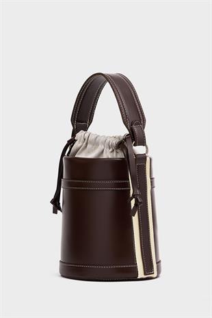 Kahverengi Kadın Kova Çanta Kontrast Dikiş Detaylı El ve Omuz Taşıma Tasarımı
