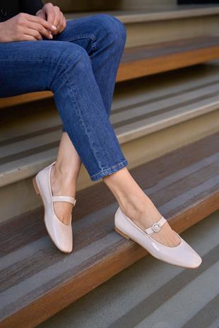 Küt Burunlu Tek Bantlı Babet Krem Rugan