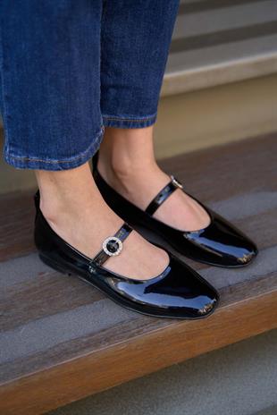 Küt Burunlu Tek Bantlı Babet Siyah Rugan