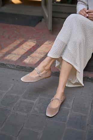 Küt Burunlu Tek Bantlı Babet Vizon Kadife