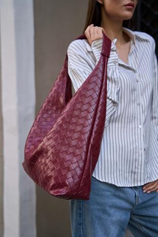 Bordo Örgü Desenli Omuz Çantası – Zarif & Lüks Görünüm