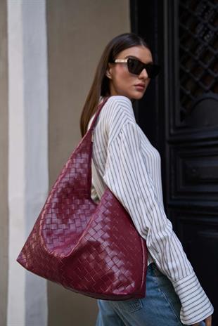 Bordo Örgü Desenli Omuz Çantası – Zarif & Lüks Görünüm