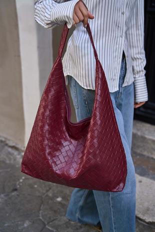 Bordo Örgü Desenli Omuz Çantası – Zarif & Lüks Görünüm