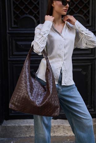 Kahverengi Örgü Desenli Omuz Çantası – Zarif & Lüks Görünüm