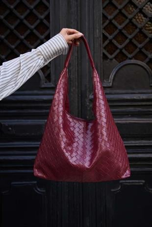 Bordo Örgü Desenli Omuz Çantası – Zarif & Lüks Görünüm