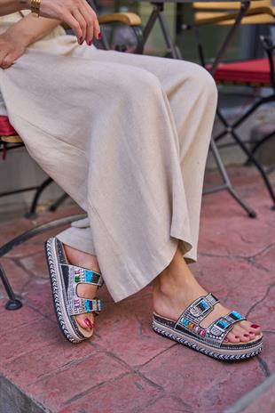 Taş ve Boncuk Detaylı Tokalı Platform Terlik Siyah