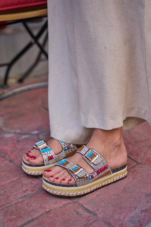 Taş ve Boncuk Detaylı Tokalı Platform Terlik Taba