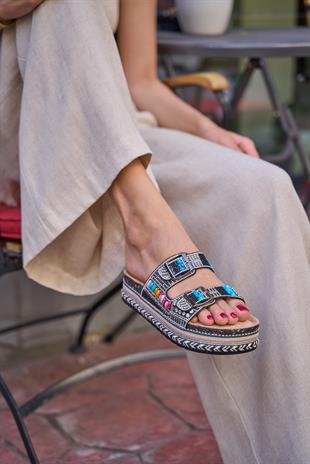 Taş ve Boncuk Detaylı Tokalı Platform Terlik Siyah