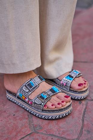 Taş ve Boncuk Detaylı Tokalı Platform Terlik Siyah