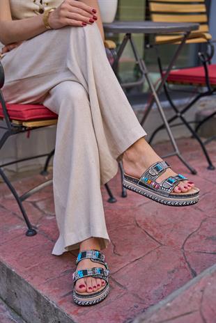 Taş ve Boncuk Detaylı Tokalı Platform Terlik Siyah