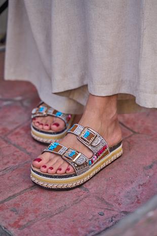 Taş ve Boncuk Detaylı Tokalı Platform Terlik Taba