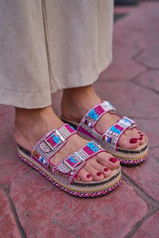 Taş ve Boncuk Detaylı Tokalı Platform Terlik Fuşya