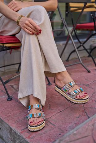 Taş ve Boncuk Detaylı Tokalı Platform Terlik Taba