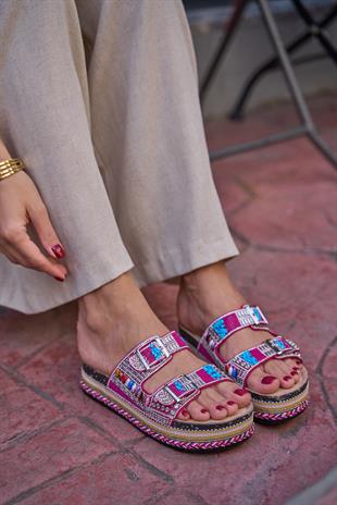 Taş ve Boncuk Detaylı Tokalı Platform Terlik Fuşya