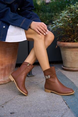 Toka Aksesuarlı Kadın Deri Bot Taba