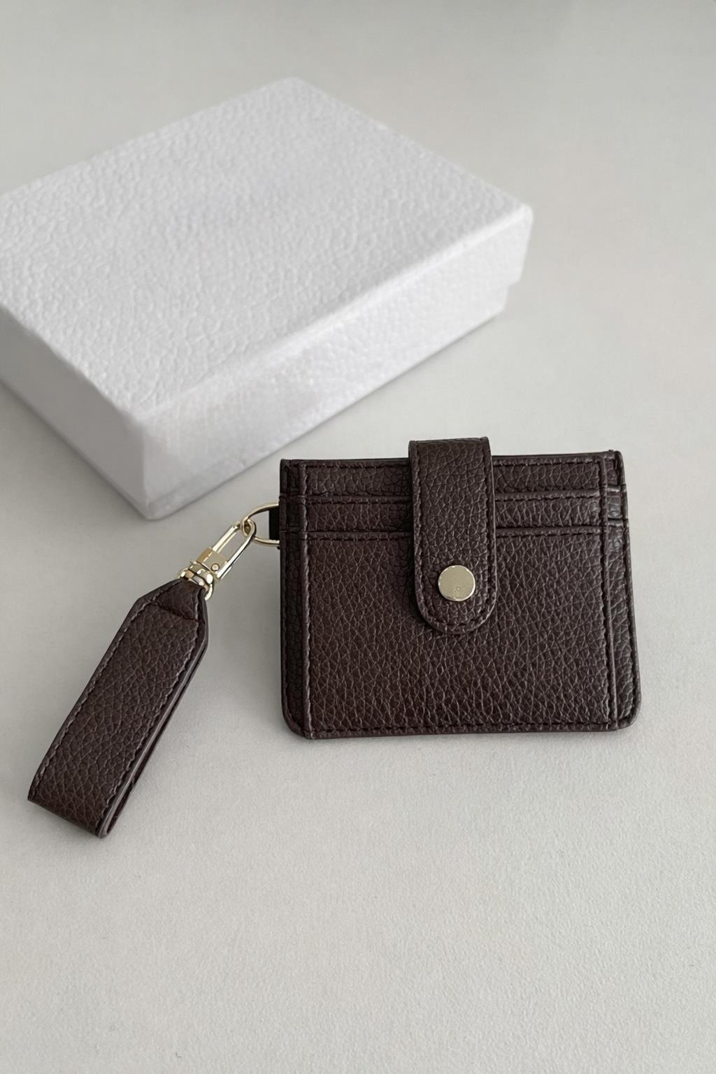 👜 Madamra Anahtarlık Detaylı Kadın Cüzdan – Mini ve Şık Kahverengi