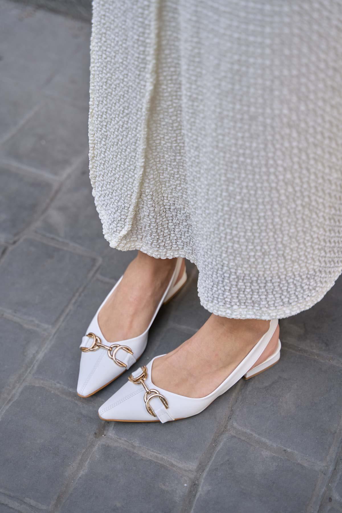 Aksesuar Detaylı Babet Beyaz