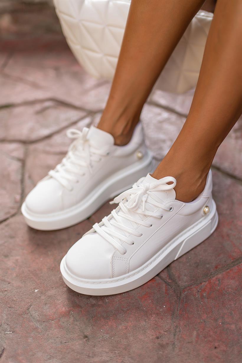 Beyaz Kadın Yuvarlak Burunlu İnci Detaylı Önden Bağcıklı Sneaker