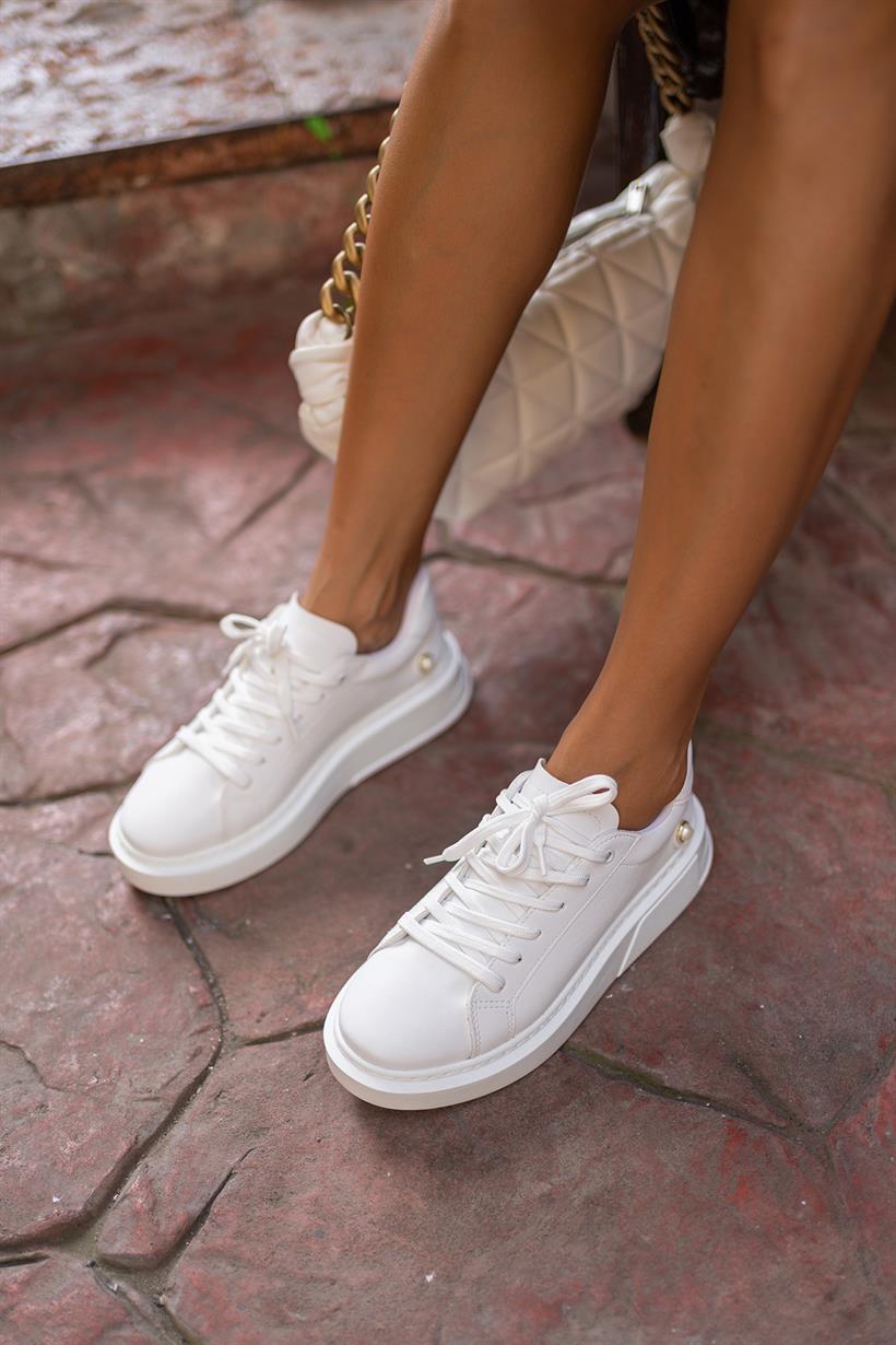 Beyaz Kadın Yuvarlak Burunlu İnci Detaylı Önden Bağcıklı Sneaker