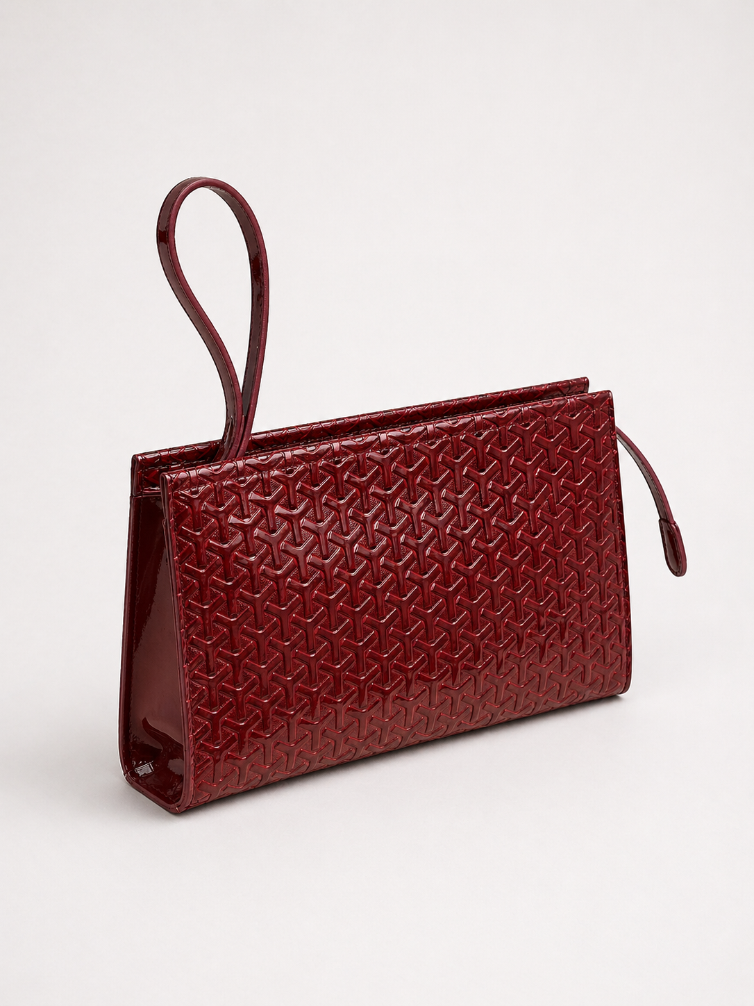 Rugan Dokulu Monogram Desenli El Çantası – Şık & Gece Kombin Uyumlu Clutch Çanta Bordo