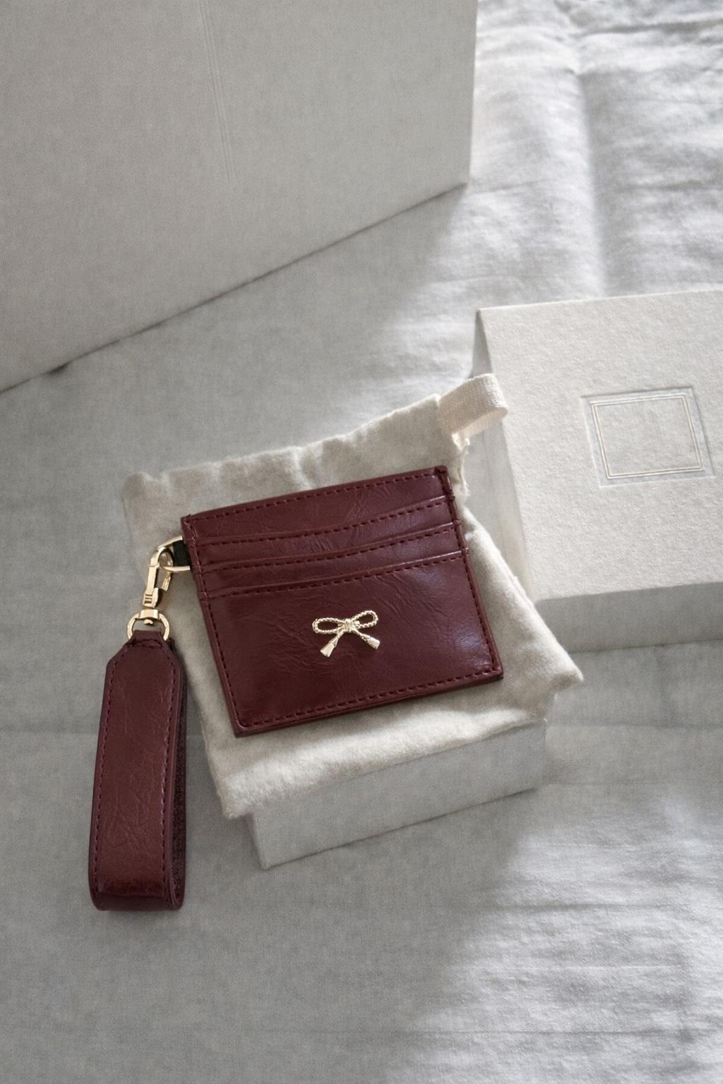 Fiyonk Detaylı Anahtarlıklı Parlak PU Deri Kartlık Bordo
