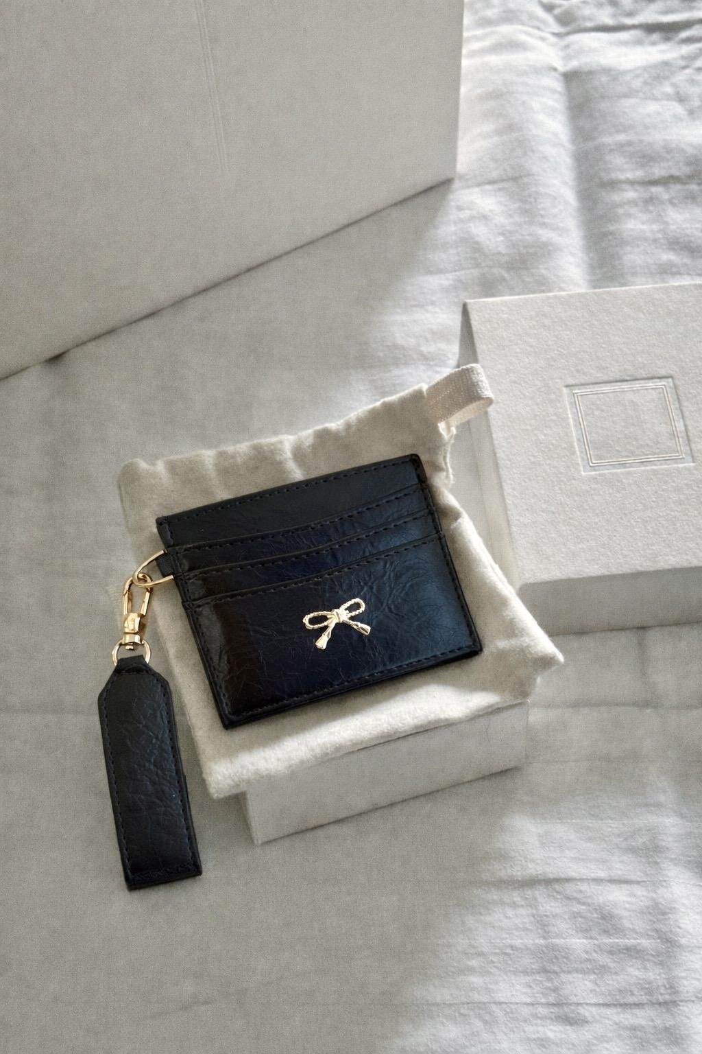 Fiyonk Detaylı Anahtarlıklı Parlak PU Deri Kartlık Siyah